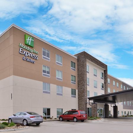 Holiday Inn Express & Suites - Marshalltown, An Ihg Hotel Exterior photo