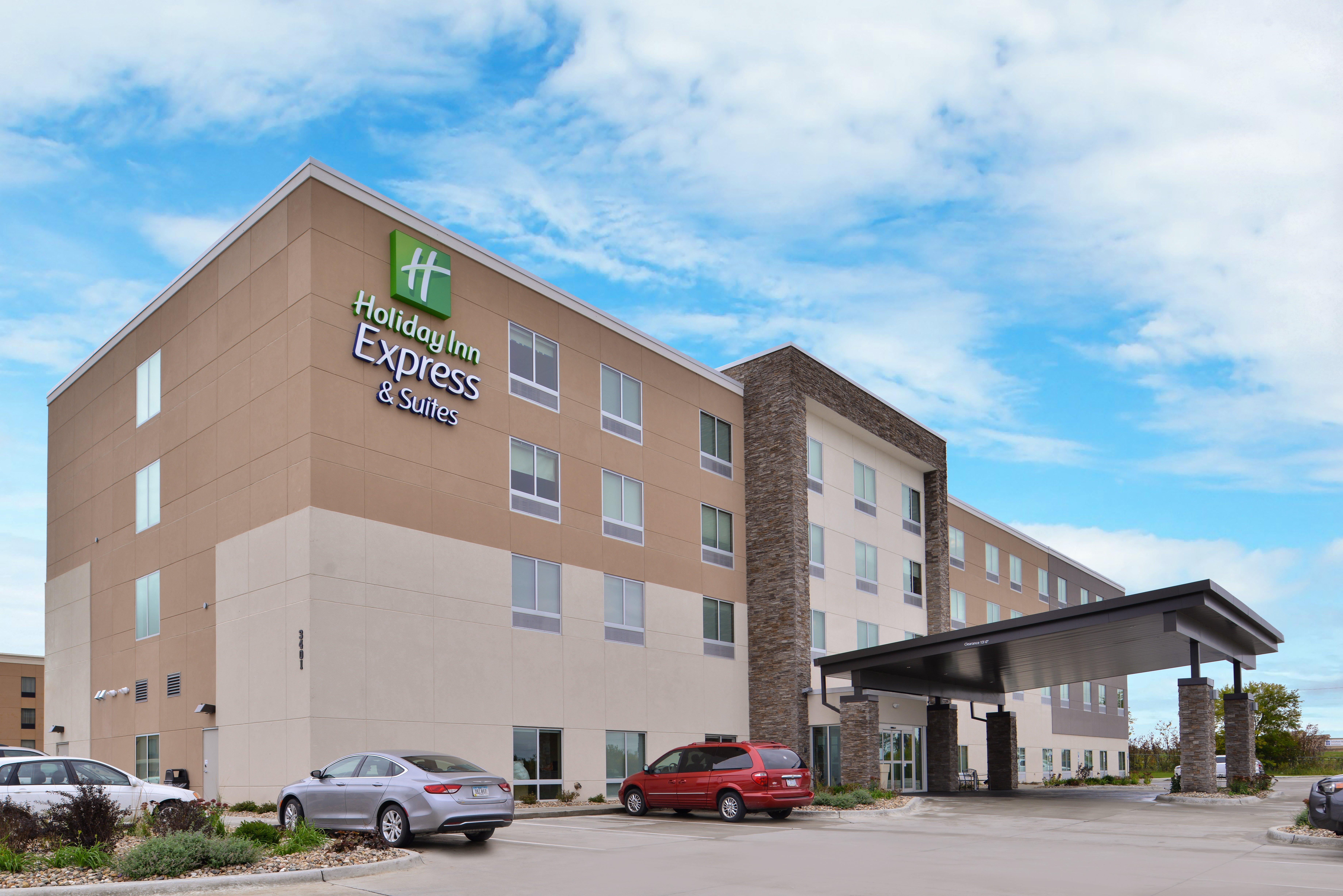 Holiday Inn Express & Suites - Marshalltown, An Ihg Hotel Exterior photo