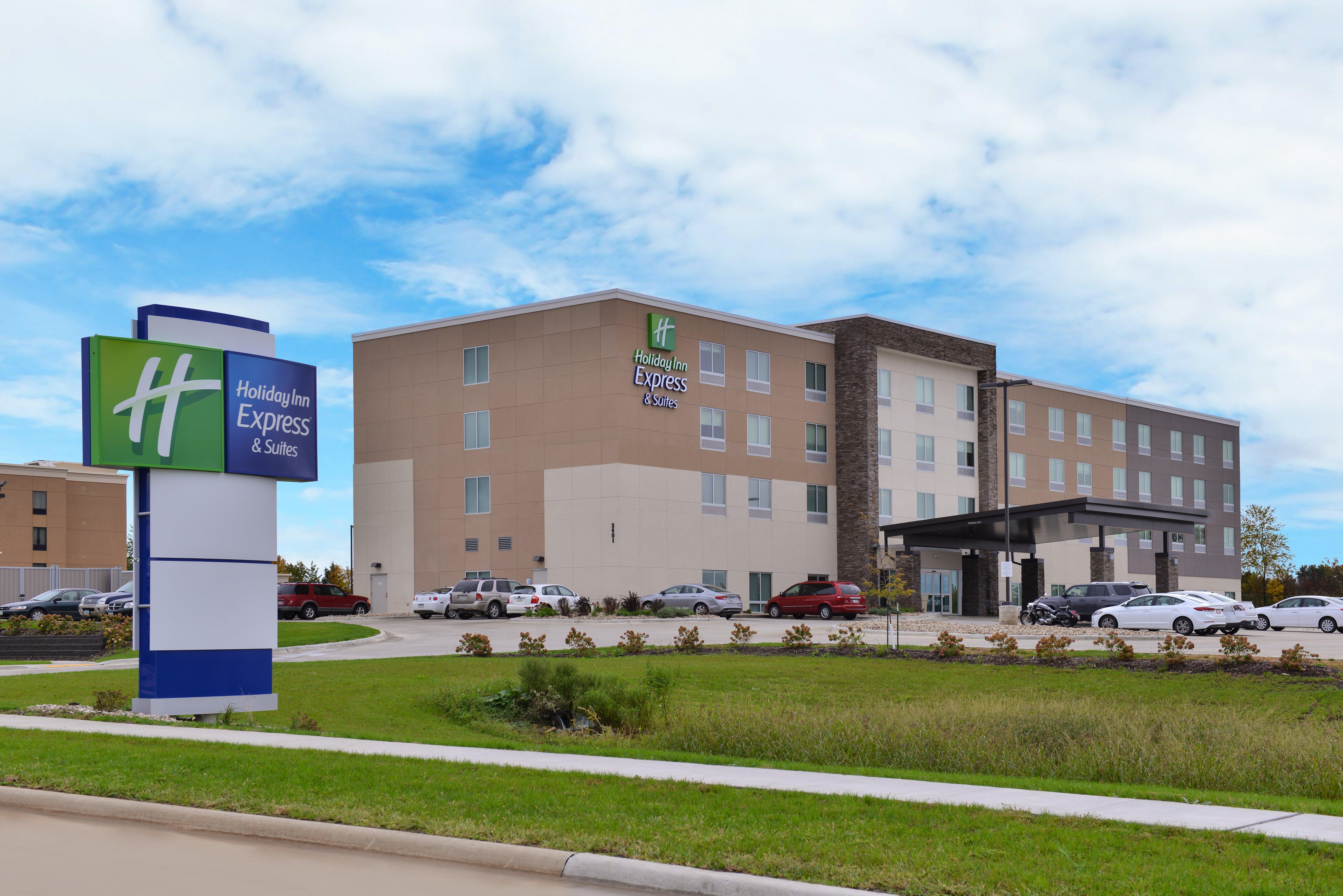 Holiday Inn Express & Suites - Marshalltown, An Ihg Hotel Exterior photo