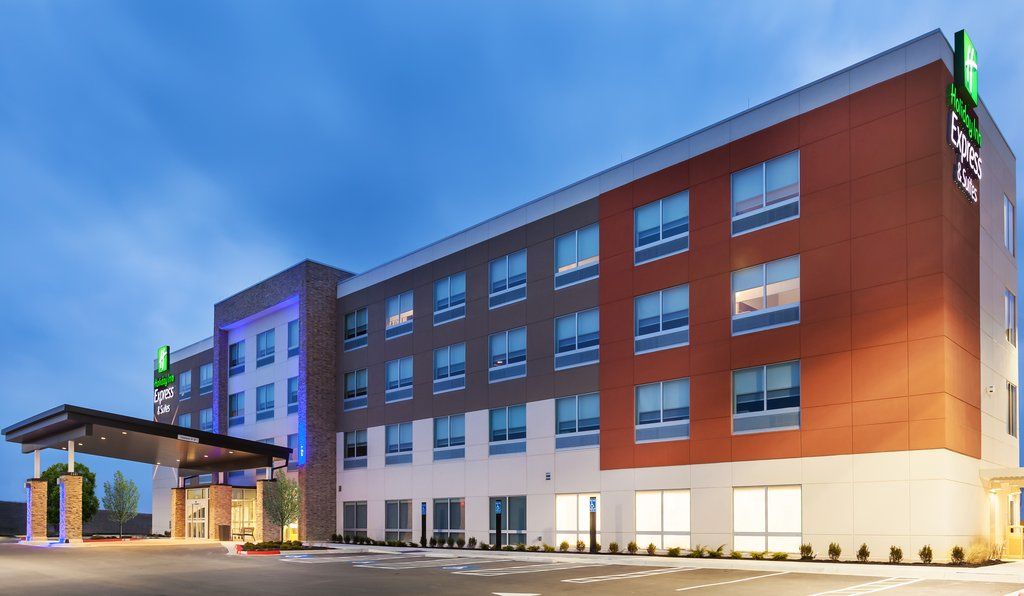 Holiday Inn Express & Suites - Marshalltown, An Ihg Hotel Exterior photo